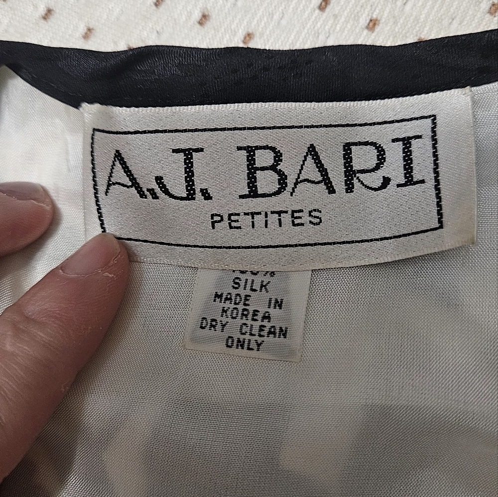 Vintage A.J. Bari Petites 100% Silk Floral Blouse–Puff Sleeve Wrap Style Top. 10 - Picture 9 of 16
